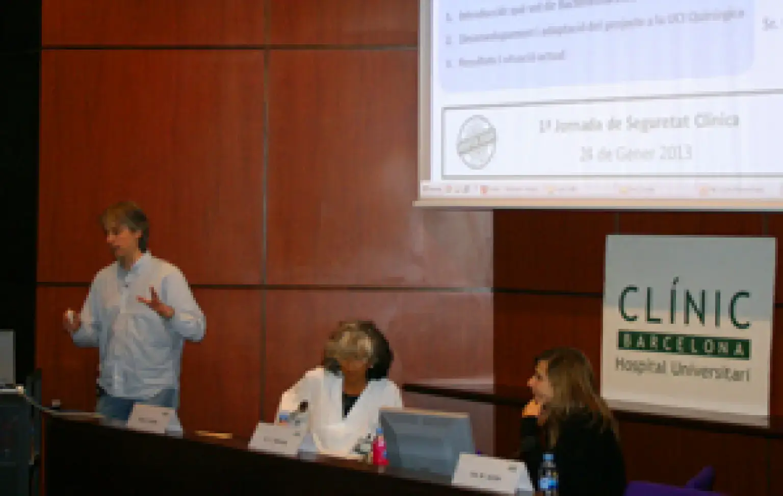 Taula bacteriemia zero: Sr. Christian Heering (ponent) i a la taula Dra. Zavala i Sra. Jaume