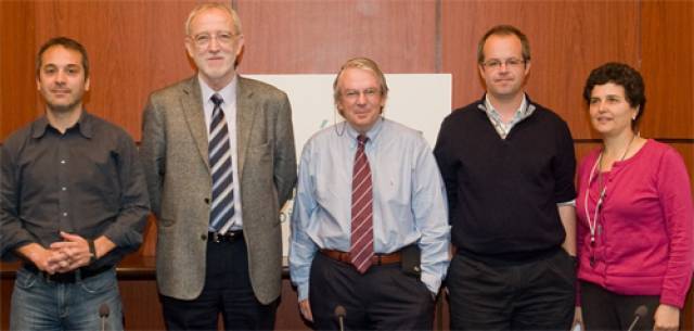 El Dr. Blanco, el Sr. Folgado, el Dr. Gatell, el Dr. Álvarez y la Dra. Fortuny