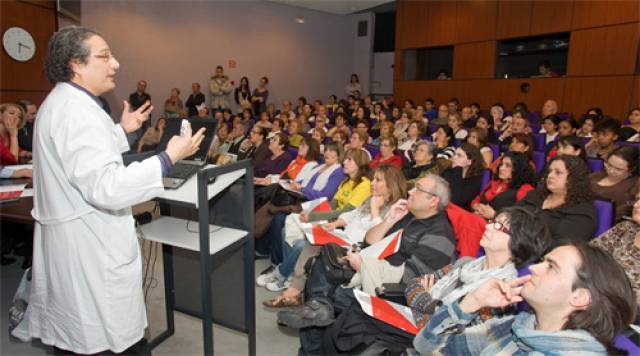 El Dr. Paredes, durante su ponencia