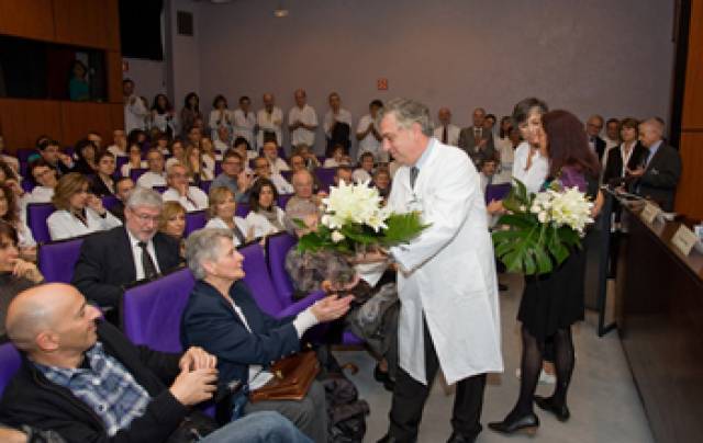Momento de la entrega de un ramo de flores a los familiares por parte del Dr. Molina