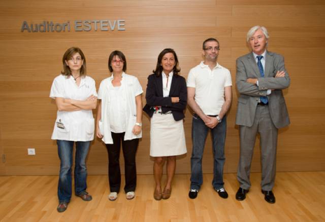 La Dra. Bravo, la Dra. Ricart, la Dra. Martínez, Àlex y el Dr. Lacy