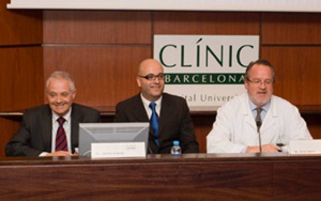 de izquierda a derecha, el Dr. Jordi Vilardell, el Dr. Jacob Sellarès y el Dr. Àlvar Agustí