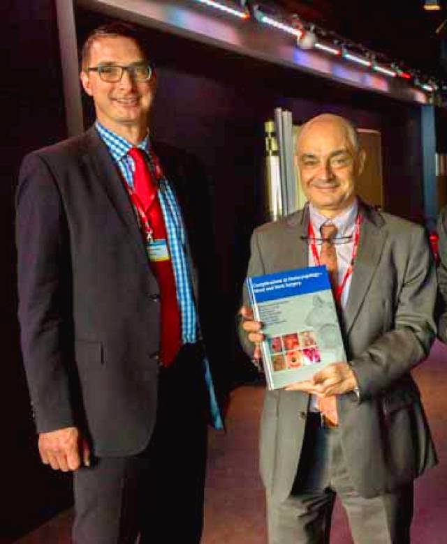 El Dr. Bernal (derecha) con Stephan Konnry, editor general de ORL de la editorial Thieme.