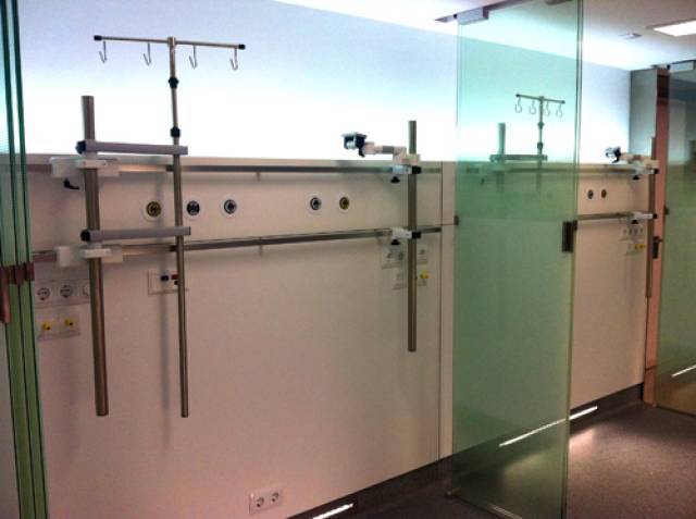 Detall dels mòduls de separació en vidre i de les capçaleres dels boxes