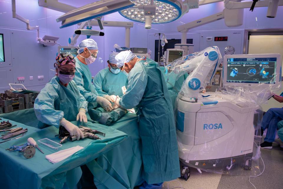 Robotic knee surgery