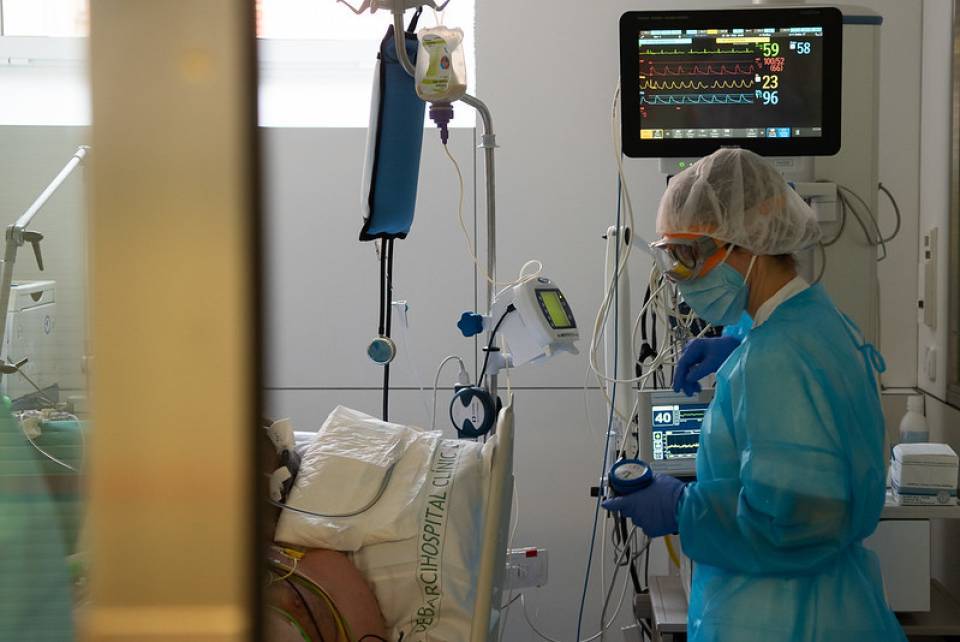 SARS-CoV-2-induced lung injury can cause epithelial and endothelial lung damage half a year after hospital discharge.