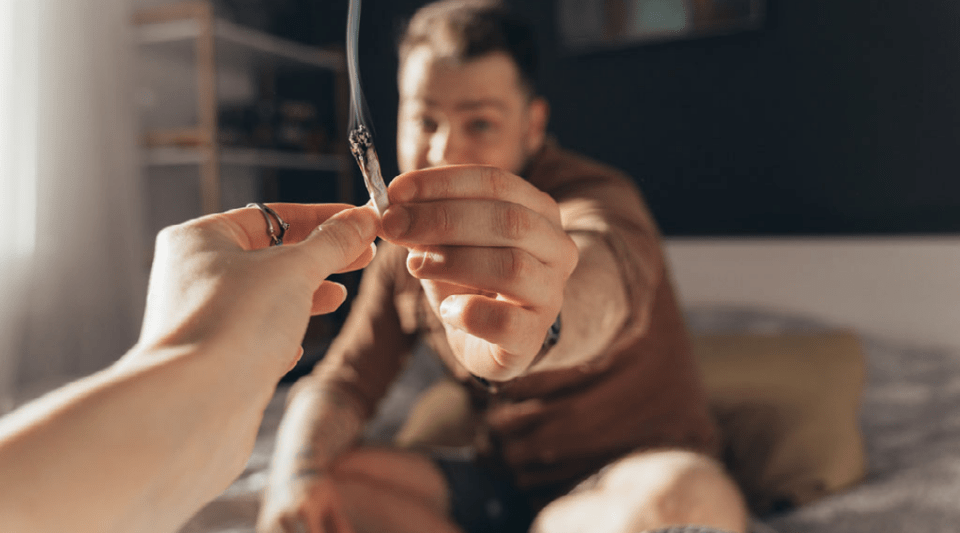 Adolescente consumiendo marihuana