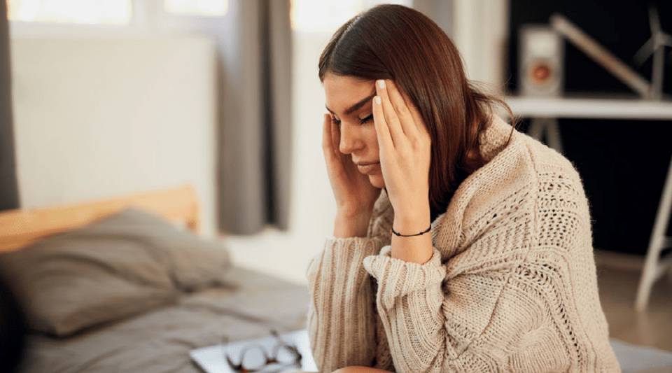 Los síntomas de la migraña son el dolor de cabeza y puede provocar náuseas y vómitos.