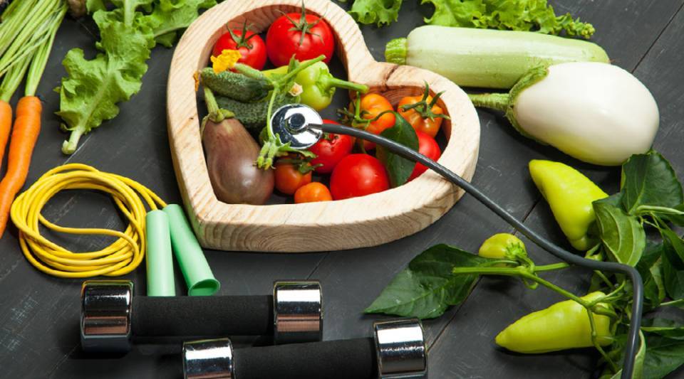 La alimentación saludable y realizar ejercicio físico son claves para mantener una buena salud cardíaca.