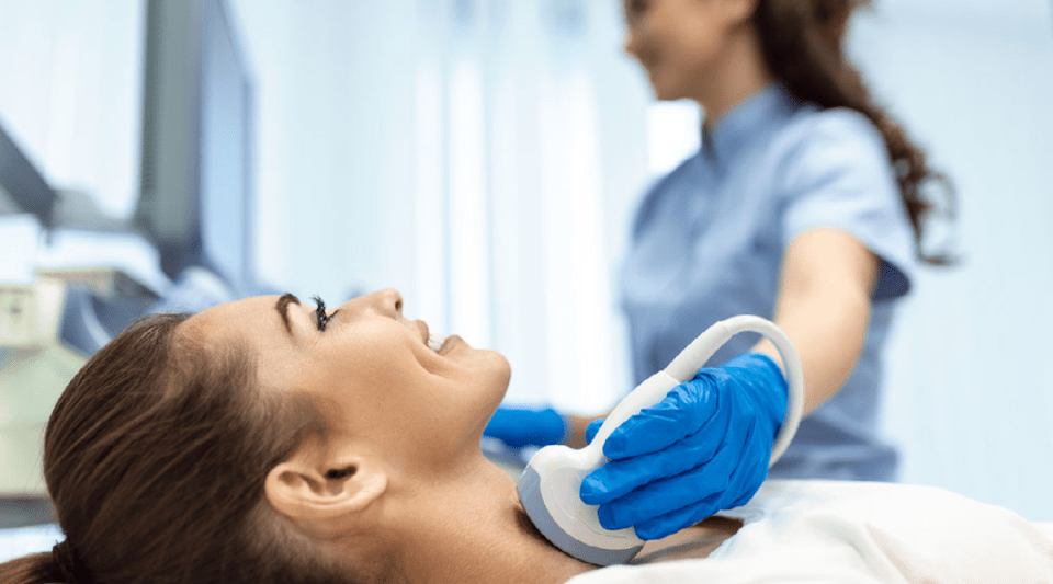 El hipertiroidismo se diagnostica al comprobar que los niveles de hormona tiroidea en sangre son más elevados de lo normal tras realizar una analítica.