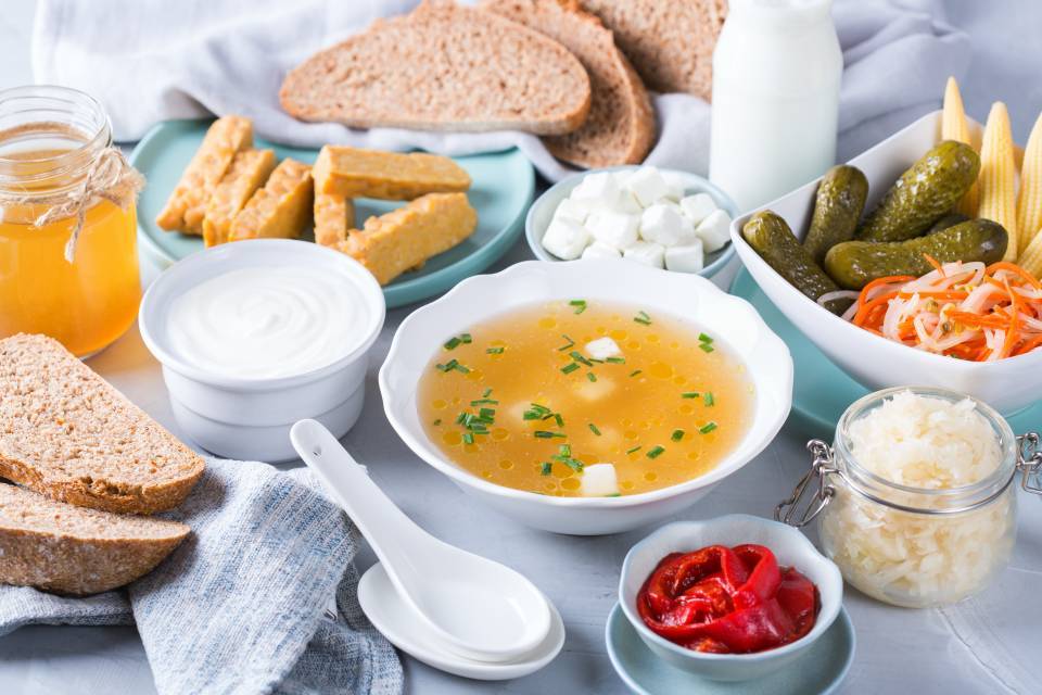 Los probióticos son microorganismos vivos como bacterias u hongos que se encuentran de manera natural en alimentos fermentados como kéfir, kombucha, chucrut, encurtidos, sopas miso...