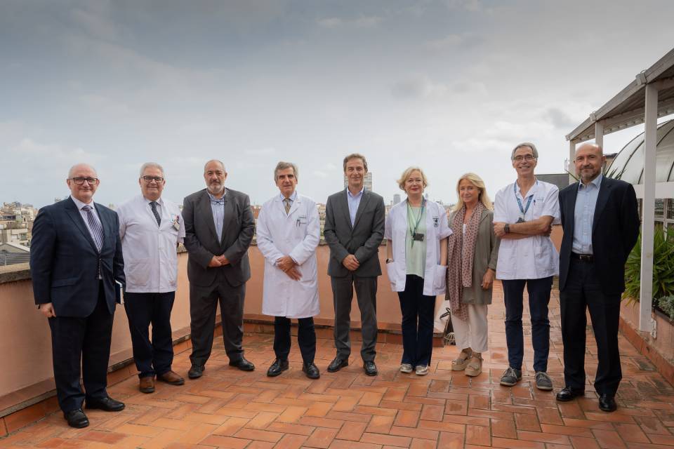 Firma del convenio entre el Clínic y Costaisa. De izquierda a derecha aparecen Rafael Pardo, Javier Pastor, Jordi Campo, José M. Campistol, Luis Recolons, Concepción Camacho, Beatriz Muntaner, Antoni Castells y Pablo Garzón.