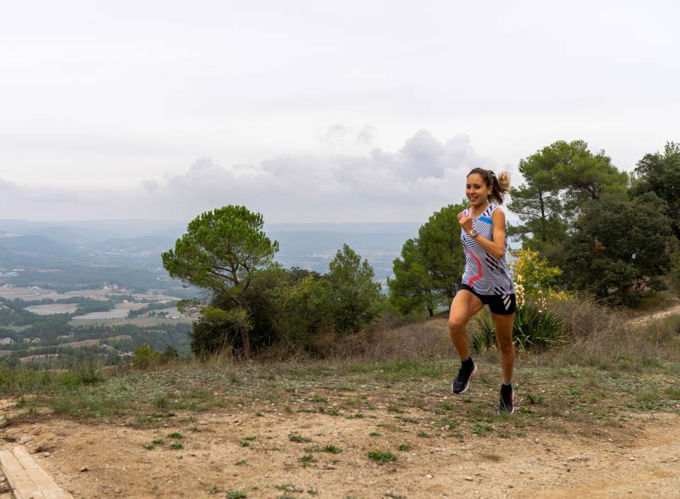 Sheila Avilés running