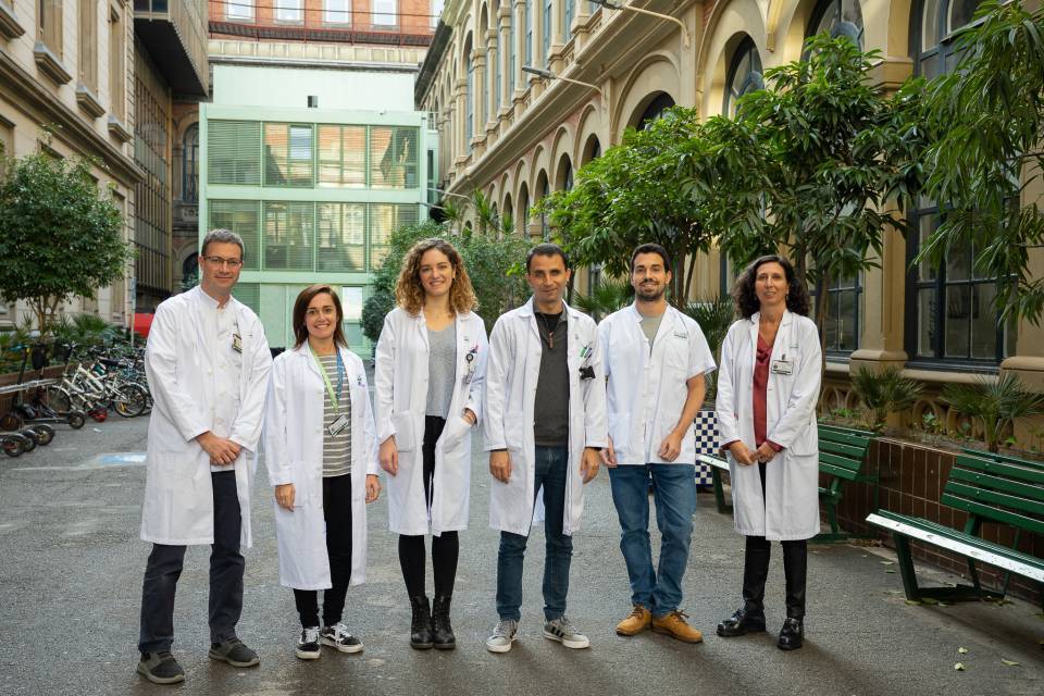 De izquierda a derecha, Albert Lladó, Raquel Ruiz, Laura Naranjo, Mircea Balasa, Jordi Sarto y Raquel Sánchez-Valle (Foto: Hospital Clínic).