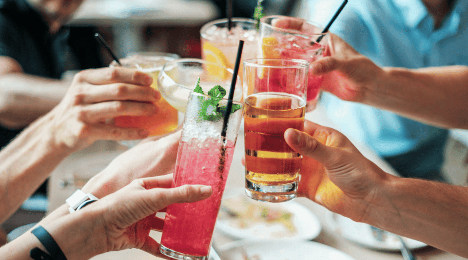 Mesa con diversos tipos de alcohol