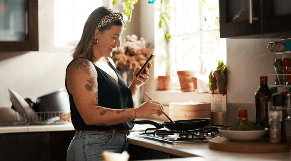 Persona con hígado graso cocinando