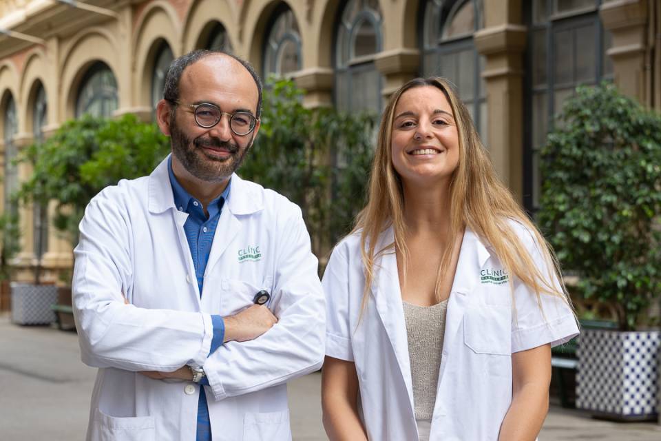 Carlos Fernández de Larrea, coordinador de l’estudi, i Aina Oliver-Caldés, primera signant de l’article.