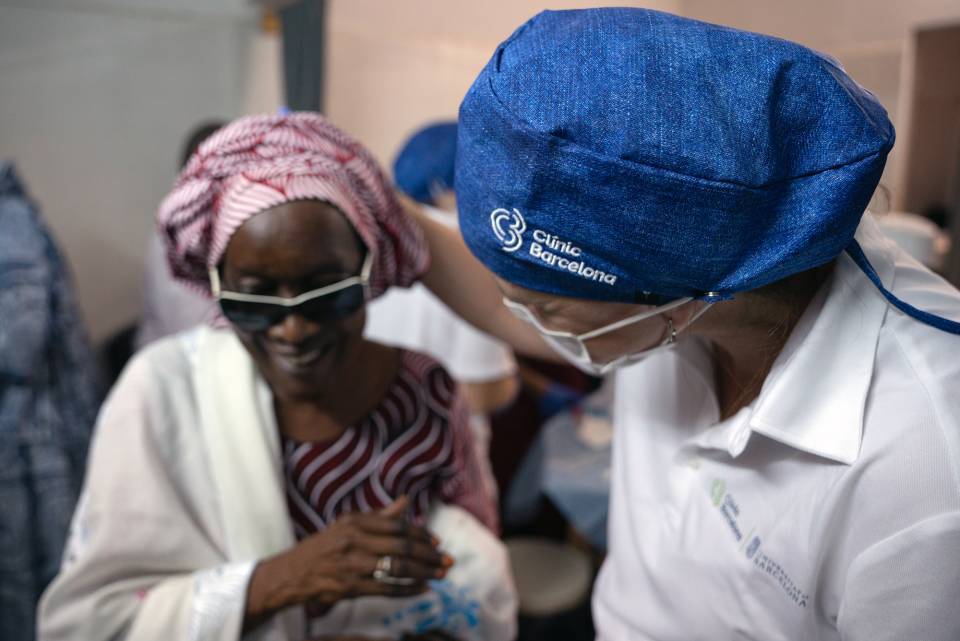 Un equipo de profesionales de oftalmología del Clínic viaja al Senegal para operar 327 cataratas en una semana