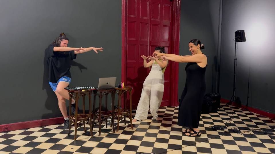 La Raquel, a la dreta, en un assaig de l'obra de teatre que ha creat per explicar la seva malaltia.