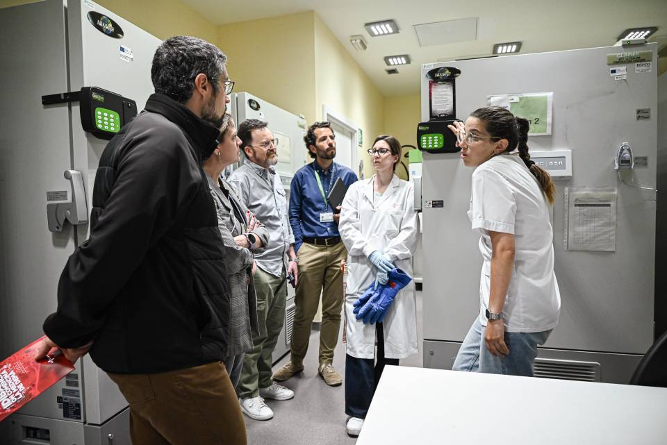 La delegació de l'Associació AFALynch visitant el biobanc de l'IDIBAPS juntament amb els investigadors Sergi Castellví i Francesc Balaguer.