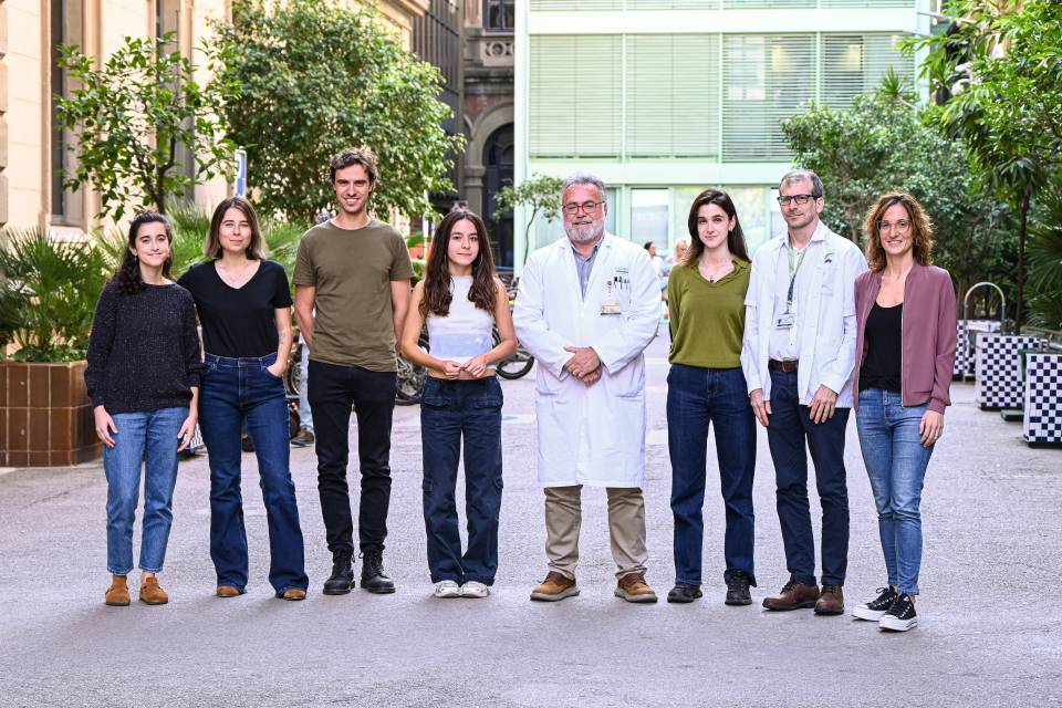 De izquierda a derecha: Clara Escala, Marta Korniyenko, Gerard Anmella, Ruth Voltà i Solerdelcoll, Eduard Vieta, Clàudia Valenzuela Pascual, Diego Hidalgo Mazzei y Ariadna Mas.