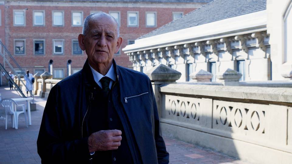 Un senyor al terrat de l'Hospital Clínic Barcelona