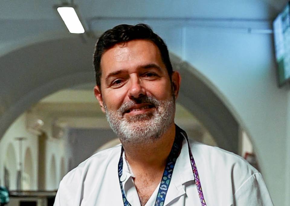 Imagen de cara de un enfermero en un hospital