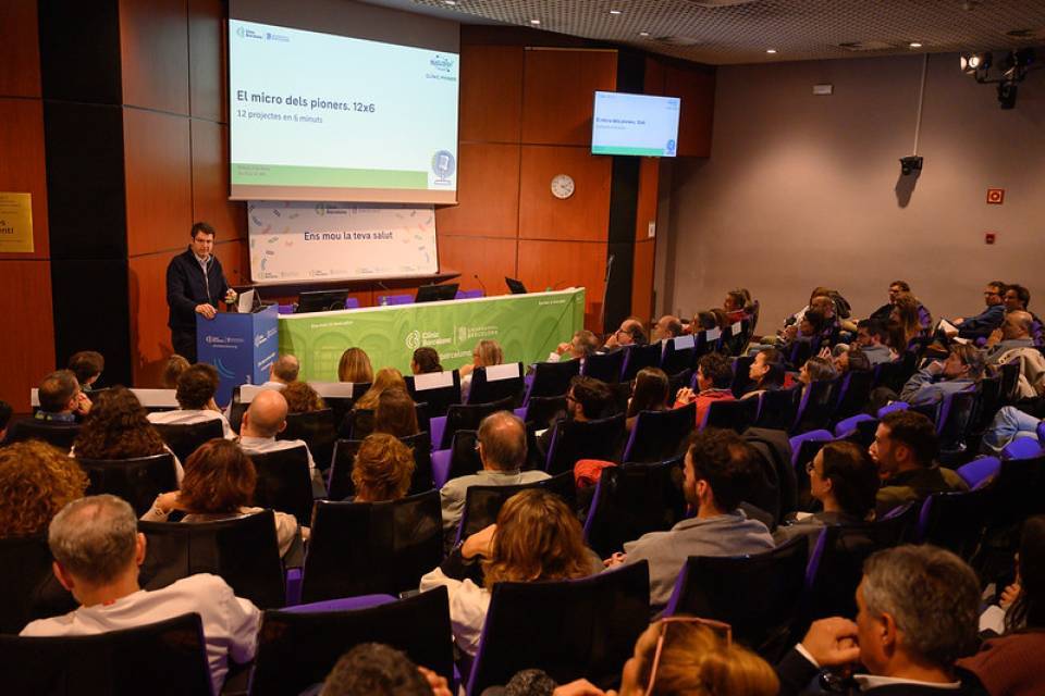 Sala de actos llena para el acto 12x6