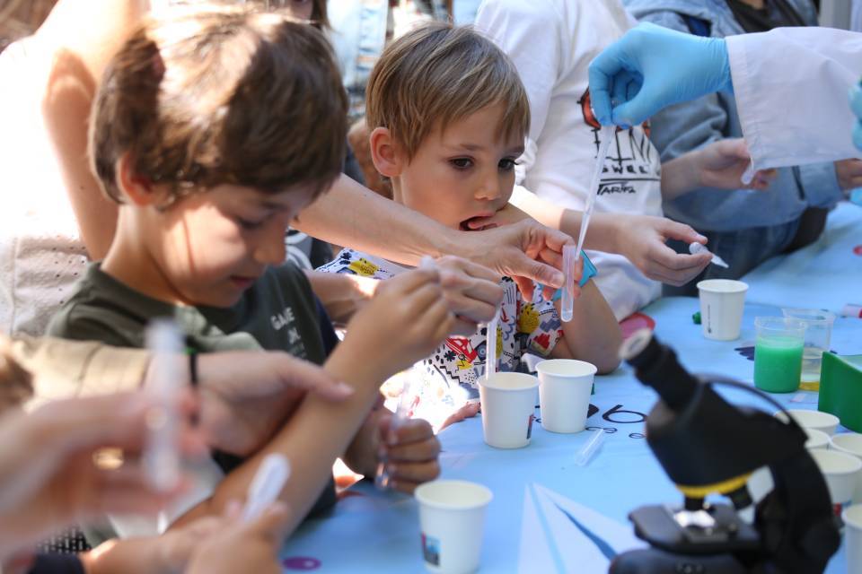 Conviértete en científico: experimentos de laboratorio biomédico
