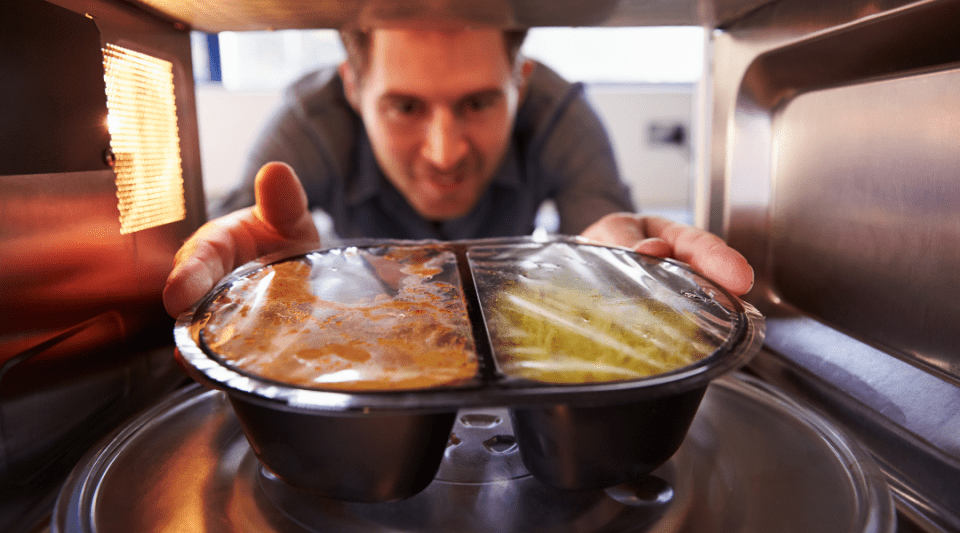 Al calentar la comida en envases de plástico, los microplásticos pueden introducirse en los alimentos.