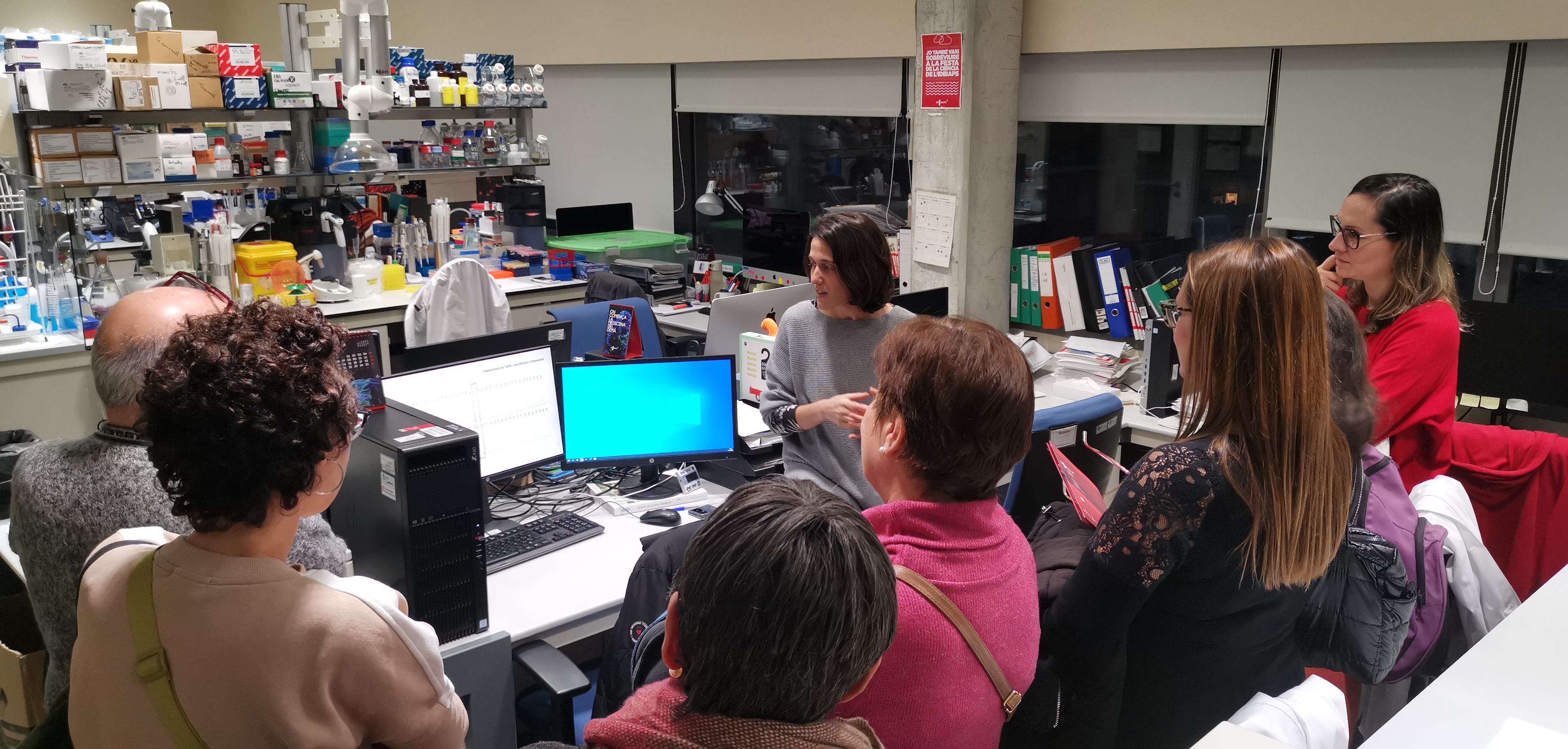 Volunteers from the Spanish Association Against Cancer visit IDIBAPS